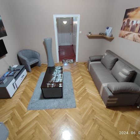 Startpont Apartman Pécs Extérieur photo