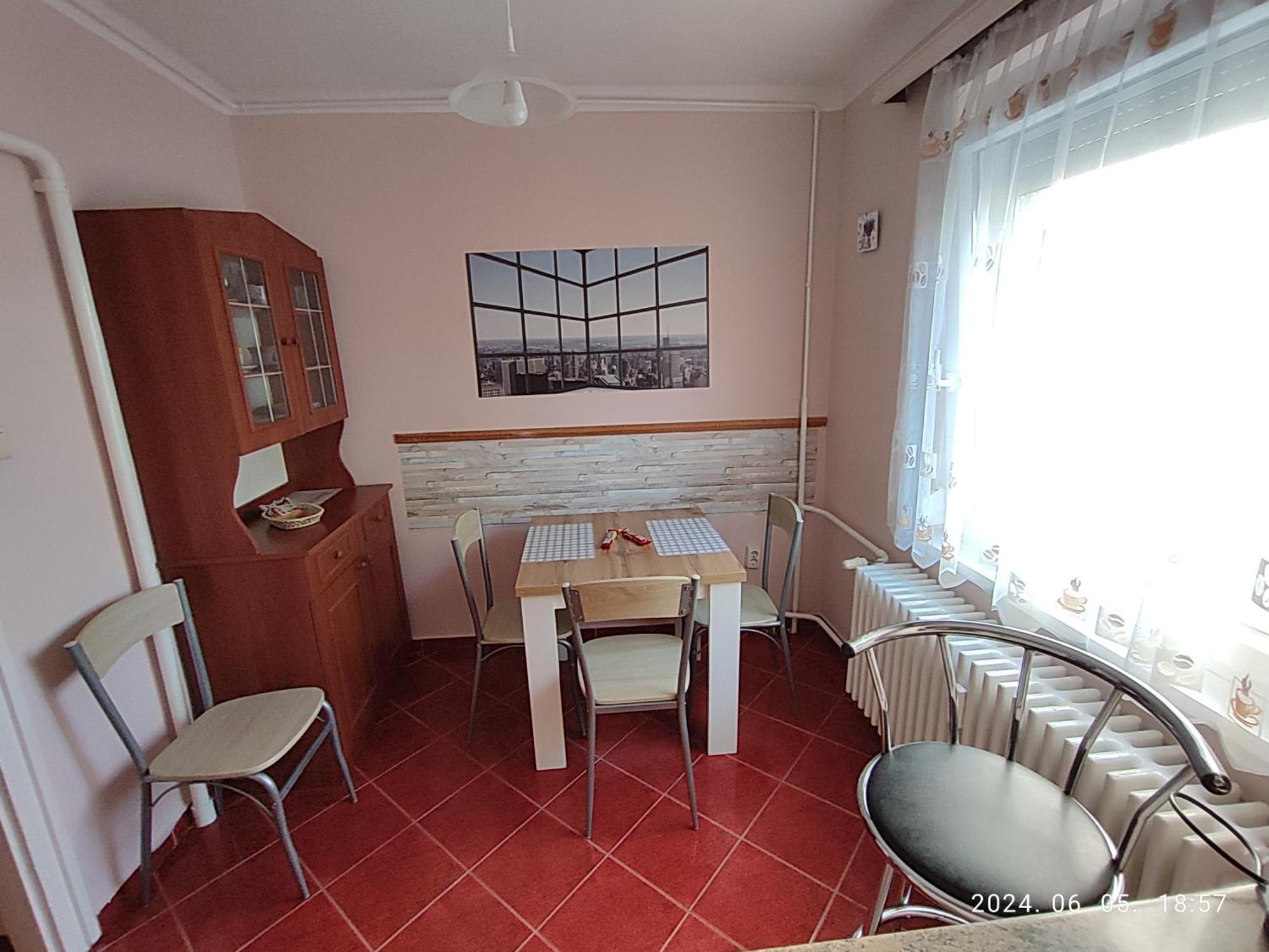 Startpont Apartman Pécs Extérieur photo