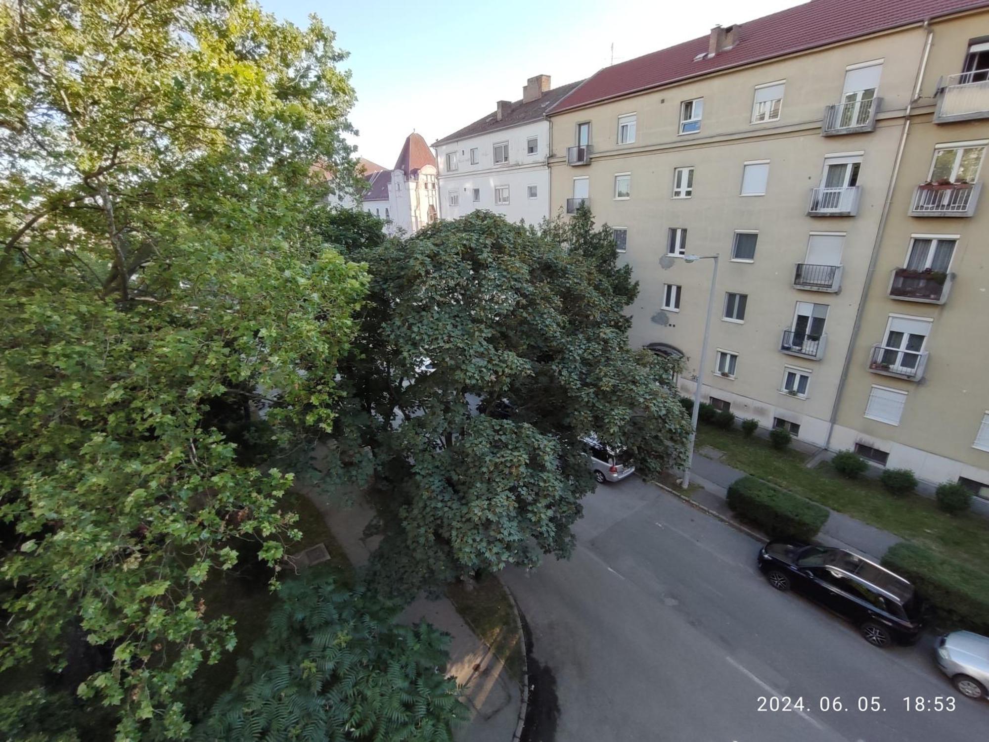 Startpont Apartman Pécs Extérieur photo